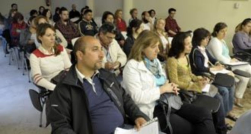 Interesados en emprender asisten a una reunión en la Cámara de Comercio. / J. Martín