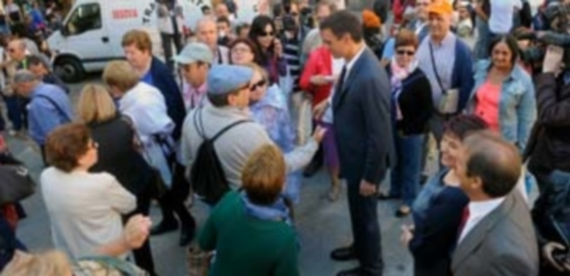 Pedro Sánchez: “El PSOE sólo se coaligará con el débil y el que sufre” 1 Pedro Sánchez saluda a varios ciudadanos en la Calle Real. / Kamarero