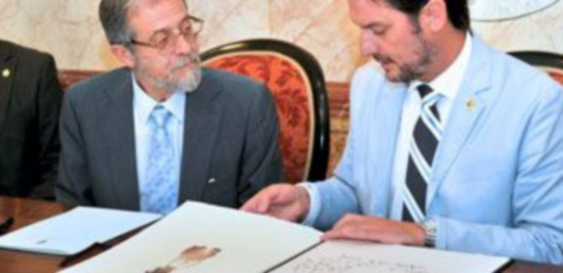 Vázquez entrega a Sacristán la obra creada por Luis Moro con motivo del segundo centenario de la creación del Ayuntamiento. / k.