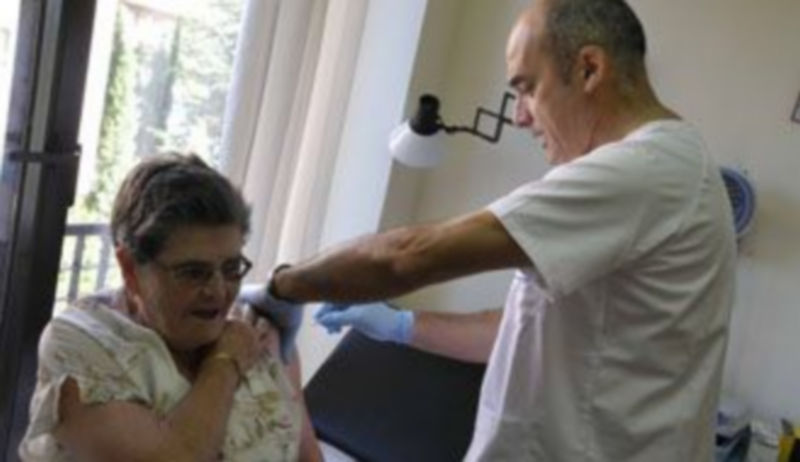 Segovia se enfrenta a la gripe con 38.220 dosis de vacuna 1 En la campaña 2011-2012 se vacunaron 591.184 personas frente a la gripe en Castilla y León