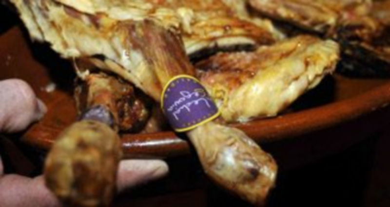 La vitola identificativa ayuda a los consumidores a diferenciar el lechazo segoviano amparado con la IGP de los procedentes de importaciones. / Juan Martín