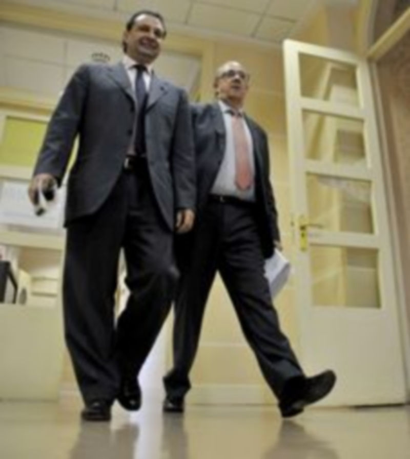 Arahuetes y Reguera se encaminan a la sala de la Biblioteca para presentar los presupuestos ante los medios. / Juan Martín.