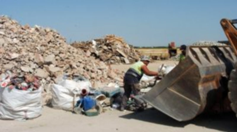 Un operario separa manualmente los diferentes materiales existentes en el escombro recibido en las instalaciones de la empresa AR Los Huertos. / Guillermo Herrero