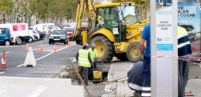 El primer hundimiento de la calzada se produjo en la zona de la parada de autobús del margen derecho
