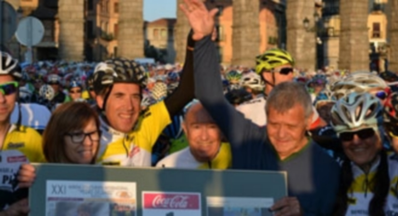 Pedro Delgado levanta el brazo de Francisco ‘Chico’ Pérez