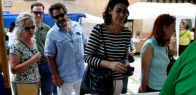 Los tenderos explicaron el proceso de elaboración de los productos a los asistentes. / Borja Martín