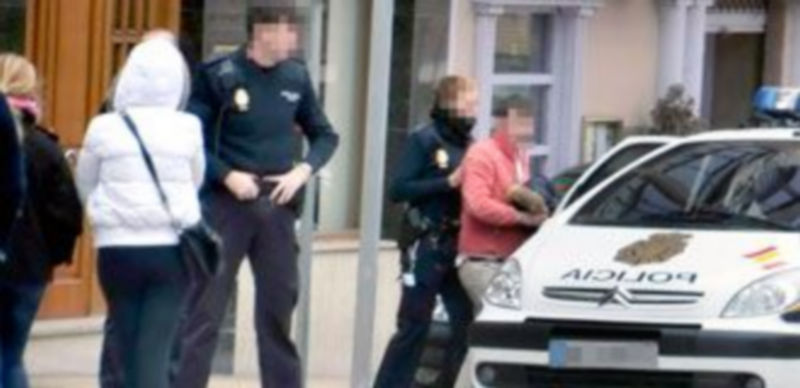 Imagen de archivo que recoge el momento en el que uno de los detenidos fue a declarar al juzgado de instrucción. / A. B.