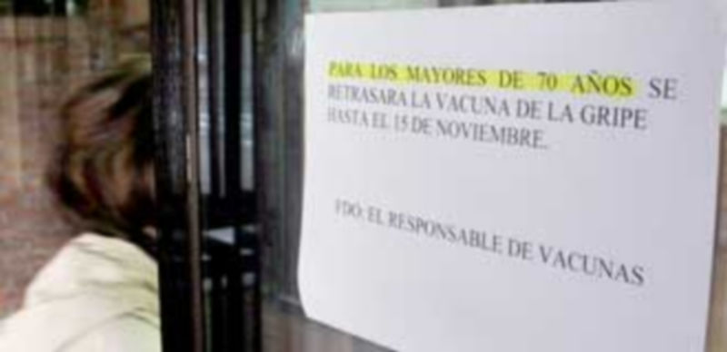Cartel instalado en un centro de salud donde se indica que la vacunación a los ancianos se retrasa a noviembre. / A. Benavente