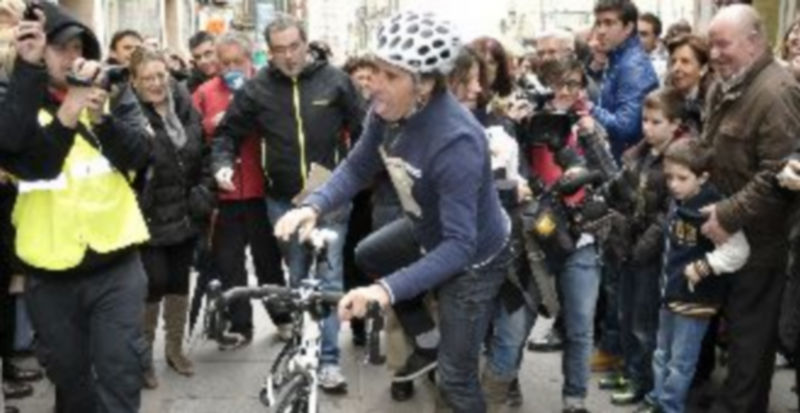 Pedro Delgado pone el pie sobre el suelo