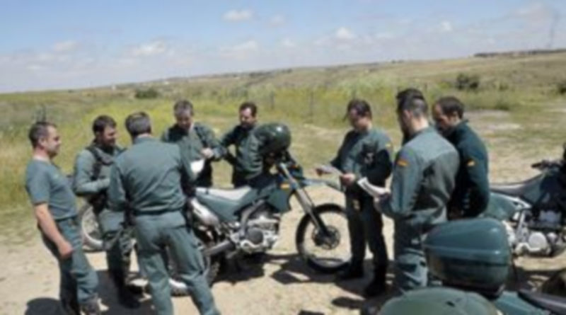 La búsqueda del anciano desaparecido continúa sin resultados positivos 1 Agentes del Seprona de la Guardia Civil coordinan una de las batidas realizadas ayer en las cercanías de la carretera de Palazuelos. / Juan Martín