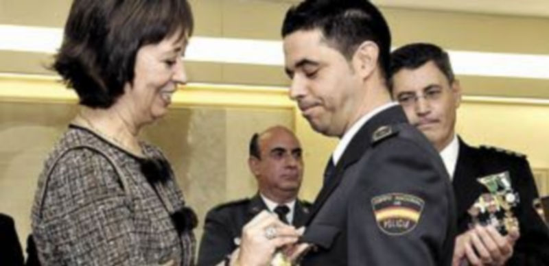 La subdelegada del Gobierno impone una insignia a uno de los agentes en presencia del comisario jefe. / Juan Martín