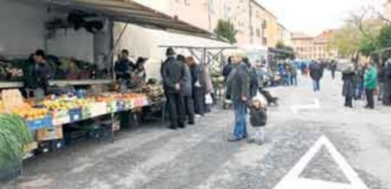 El mercado de los sábados cambiará de ubicación durante el tiempo que duren los trabajos en la avenida. / Jjuan Martí