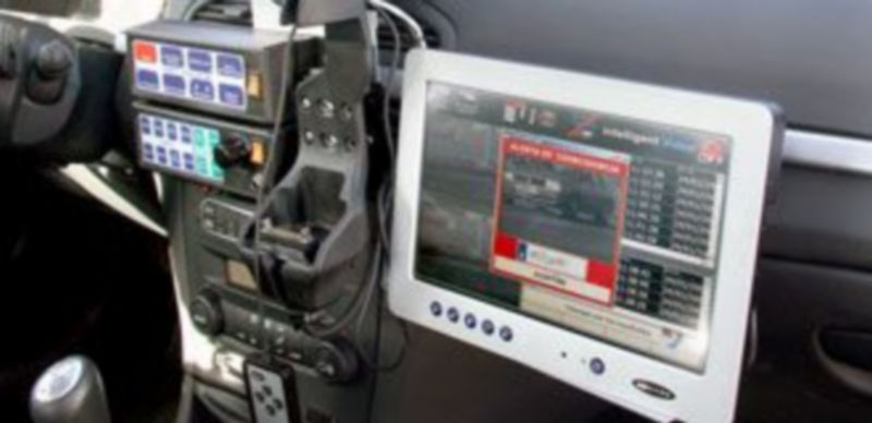 Imagen del interior de un vehículo dotado de radar de velocidad para el control de la velocidad del tráfico. / El Adelantado
