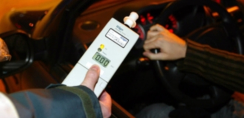 Un agente de Tráfico somete a un conductor a una prueba de alcoholemia. / E. A.