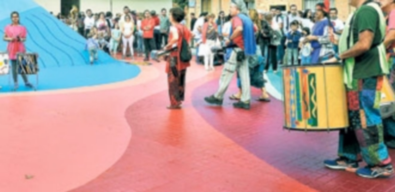 Batucada en la plaza de la pirámide del barrio de San Millán