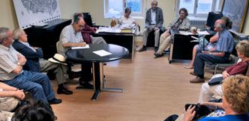 Un momento de la reunión celebrada ayer en la sede de la asociación de vecinos. / Kamarero.