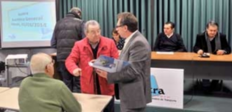 La directiva de Asetra presidió ayer la asamblea general ordinaria de la agrupación en el Centro de Transportes. / Kamarero