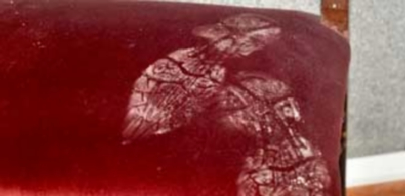 Huellas de calzado en una de las sillas del Santuario de la Fuencisla