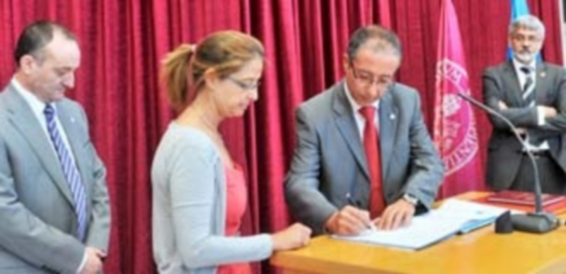 El vicerrector Juan José Garcillán firma el acta ante la secretaria general