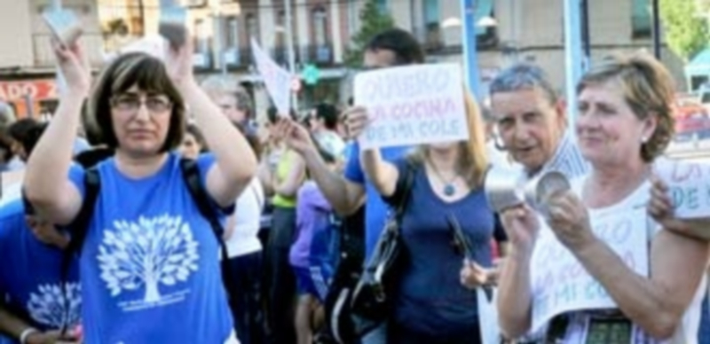 Alrededor de 200 personas se concentraron el día 18 para reclamar que se mantengan las cocinas escolares. / Kamarero