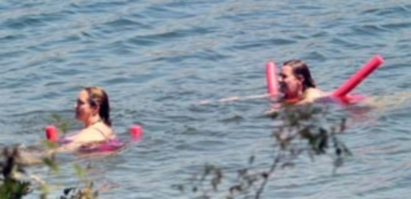 Vigilancia y precaución 1 Dos mujeres nadaban ayer en el embalse segoviano. / kamarero