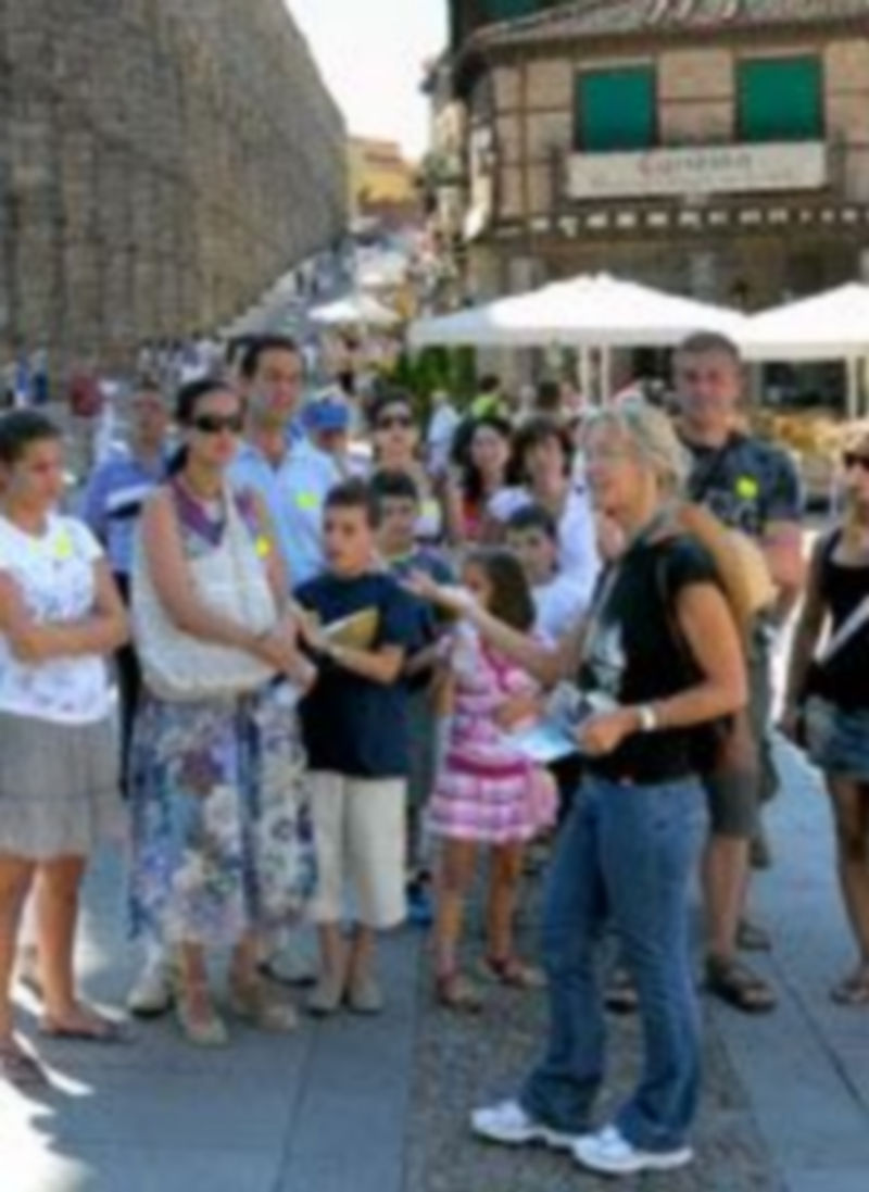 Una de las guías turísticas oficiales de Segovia explica el Acueducto. / Kamarero