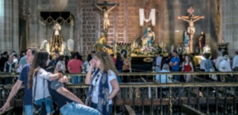 Un grupo de turistas visitan la Catedral con los pasos de Semana Santa  en la mañana del Viernes Santo./ Kamarero