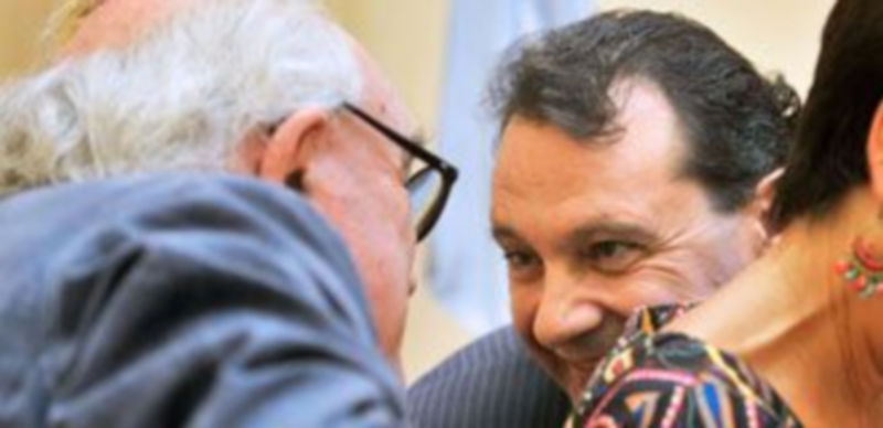 Arahuetes conversa con el portavoz socialista