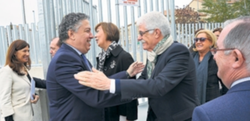 Tomás Burgos saluda al senador Juan Ramón Represa a su llegada a la sede del INSS. / Kamarero