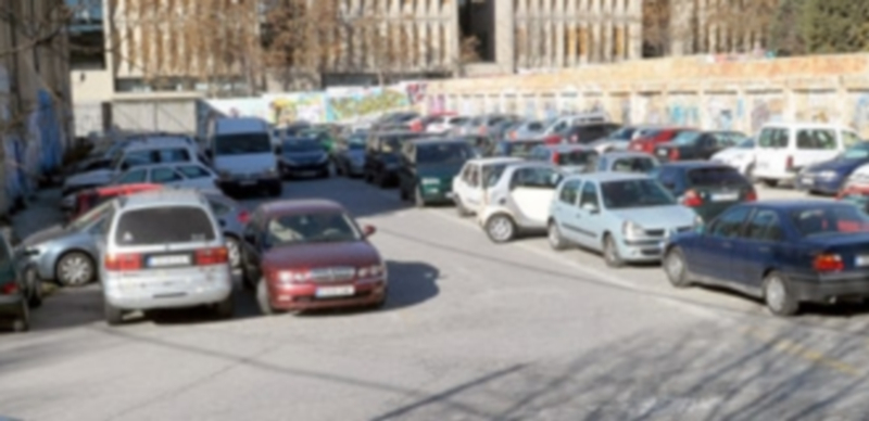 Aparcamiento de la zona del antiguo Regimiento de Artillería. / Kamarero