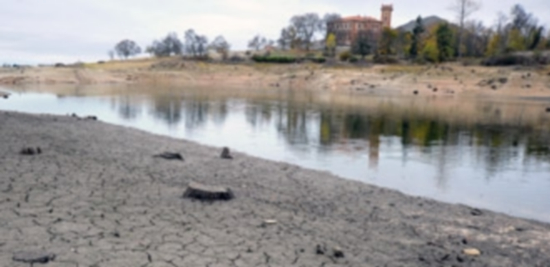 El bajo nivel del agua en el embalse del Pontón Alto agudiza los problemas de eutrofización. / Kamarero