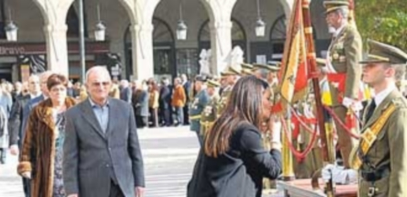 Una joven besa el estandarte de la Academia de Artillería en el marco de la jura de bandera. /Foto: Kamarero