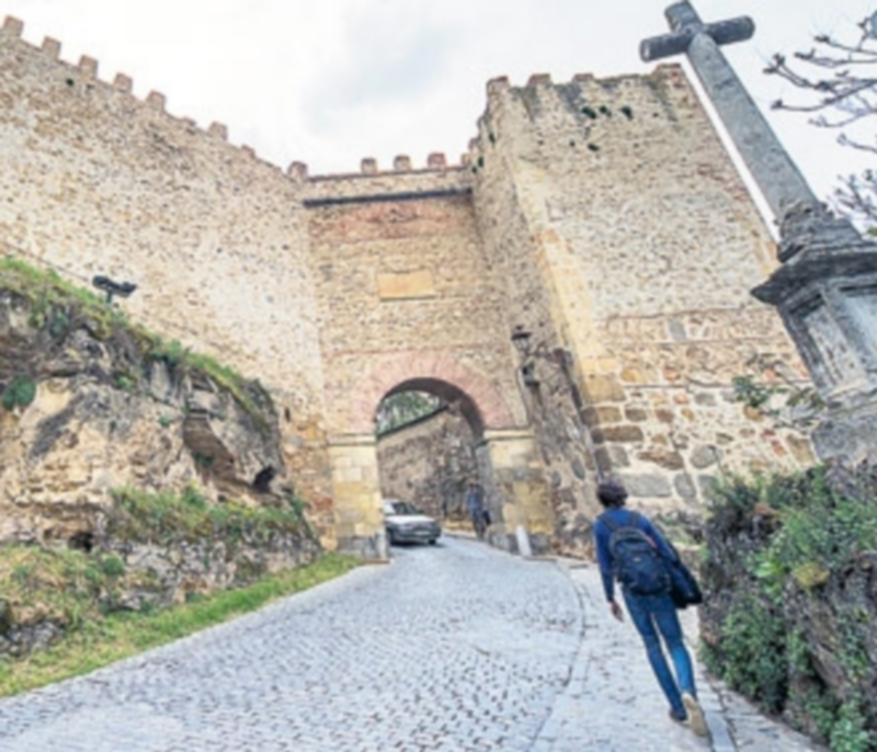 Una nueva Mesa de Movilidad estudiará el tráfico en el casco histórico 1 El paso del tráfico por la Puerta de San Cebrián fue cuestionado en el pleno. / KAMARERO