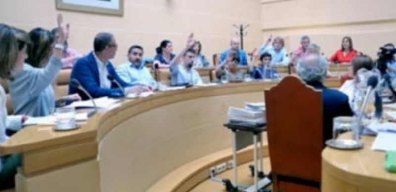 Una de las 31 ocasiones en las que los miembros de la corporación votaron ayer durante el pleno municipal. / KAMARERO