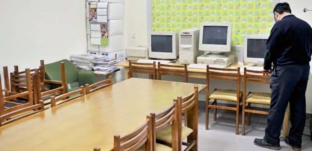 Una de las estancias de la sede de la Federación de Asociaciones de Vecinos de Segovia y provincia. / KAMARERO