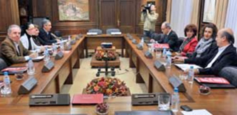 Imagen de los ocho miembros de la comisión gestora que se reunieron ayer en Caja Segovia y que se encargará de crear la nueva Fundación. / Kamarero