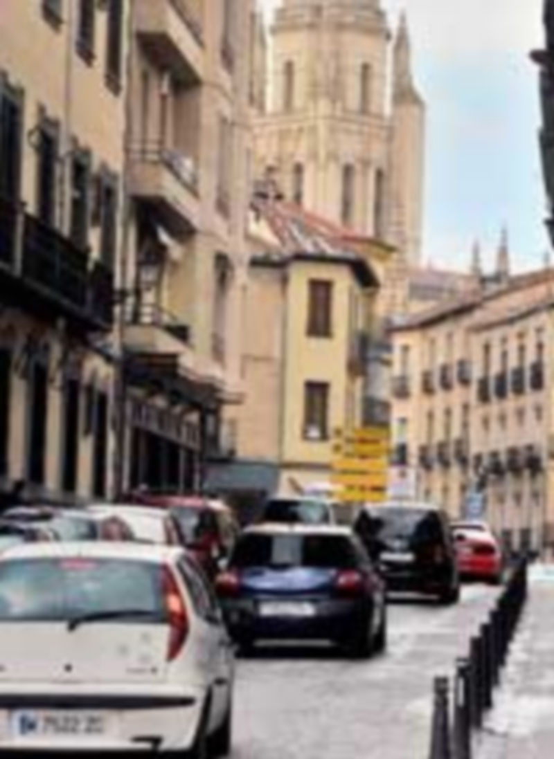 Cada día se contabiliza el paso de unos 12.000 vehículos al casco antiguo./A.K.