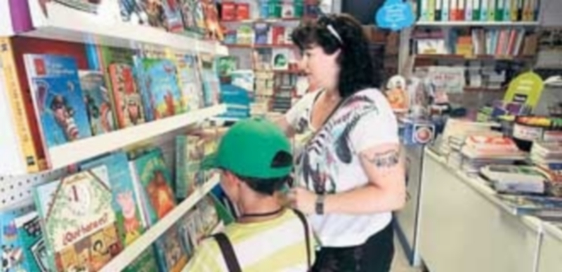 Las familias podrán comprar los libros en verano sabiendo si recibirán la ayuda de la Junta. / lara mazagatos