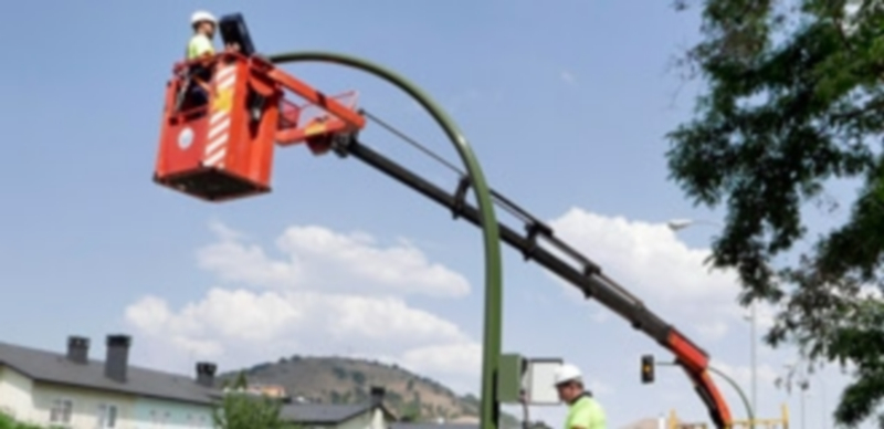 Los operarios ya han instalado el sistema de semáforos ‘foto rojo’ en la travesía de San Rafael. /  Pedro Merino