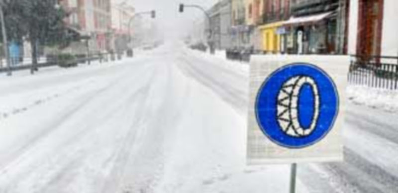 En la travesía de San Rafael ayer por mañana era necesario el uso de cadenas. / Pedro L. Merino