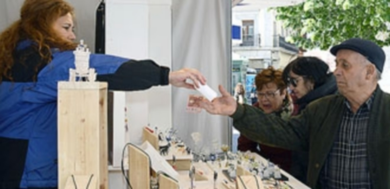 Primeras compras en la Feria Nacional de Artesanía. / T. DE SANTOS