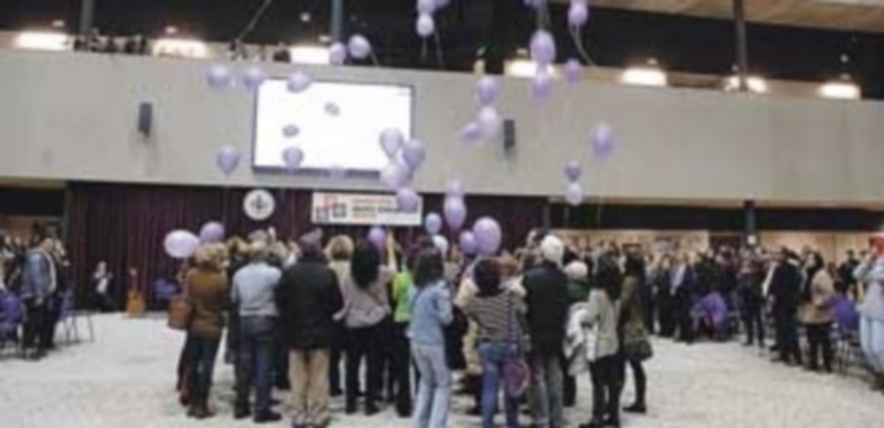Suelta de globos en el ágora del Campus María Zambrano por 56 mujeres asesinadas por sus parejas. / Juan Martín