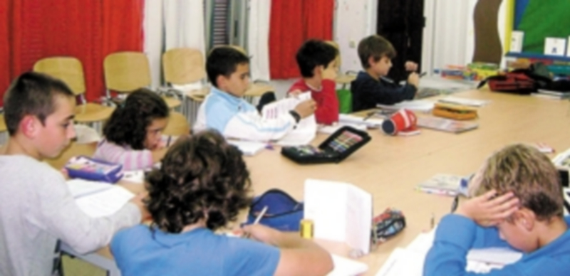 Alumnos en la biblioteca tutorizada de la comunidad de aprendizaje ‘La Pradera’