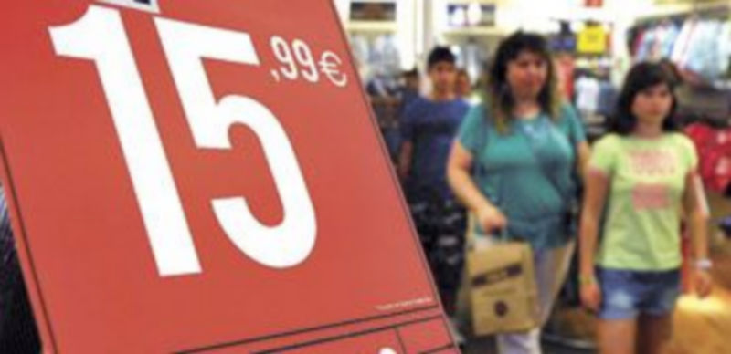 Imagen de archivo de la campaña de rebajas de verano de 2012. Hoy comienza esta campaña de ventas. / A. Benavente