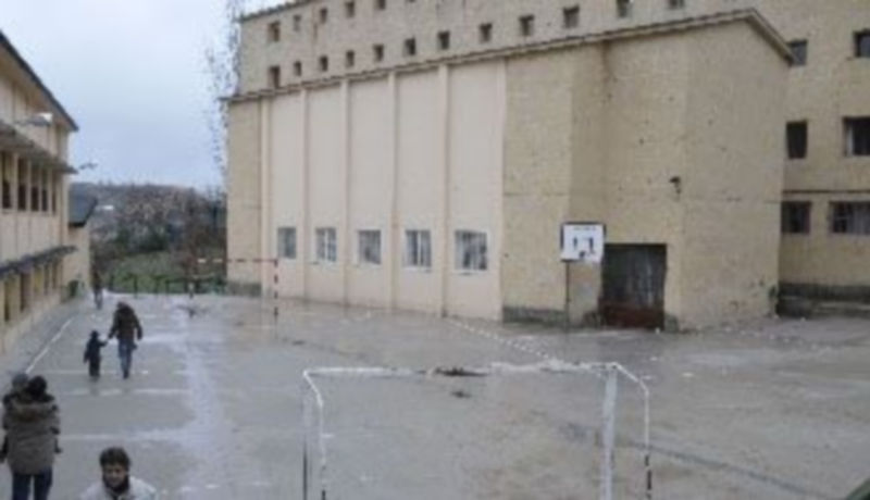 El edificio de la Universidad de Valladolid tiene acceso directo desde las pistas deportivas del colegio. / Juan Martin