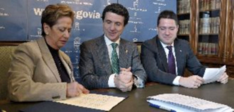 Concepción Díez y Javier Arranz firmaron el convenio en presencia del alcalde accidental