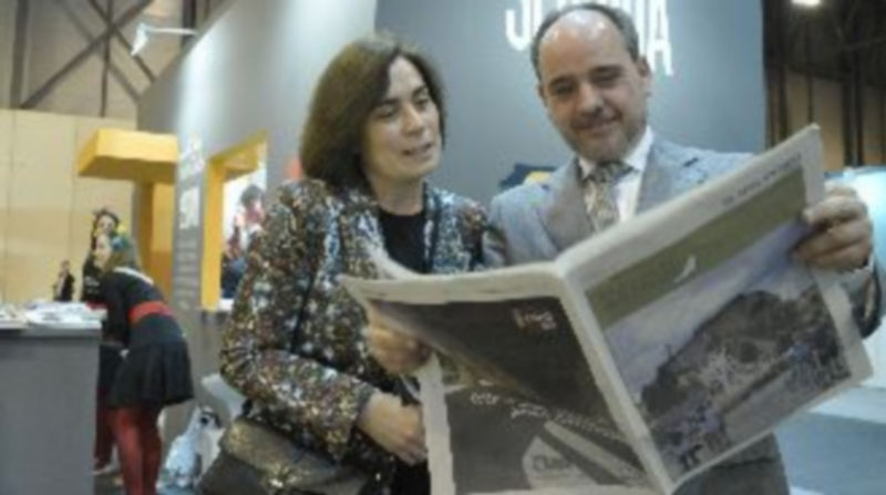Dos visitantes de FITUR ojean el suplemento Camino de San Frutos