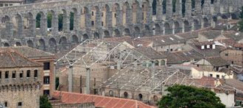 La estructura metálica dificulta sensiblemente la visión de monumentos como el Acueducto. / Juan Martín