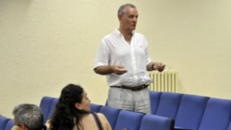 Andrés Palacios se dirige a los miembros de la junta de Magisterio