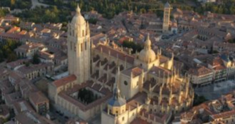 Imagen aérea de la seo segoviana. Las obras permitirán reparar las cubiertas de las naves centrales del templo./ J. Martín